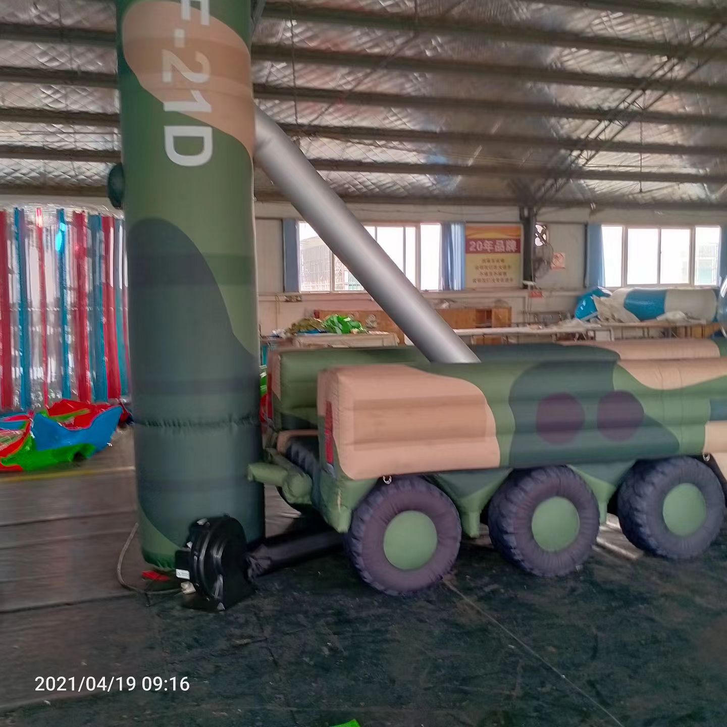清远军事演习中的充气目标车辆：模拟发射车雷达车坦克飞机